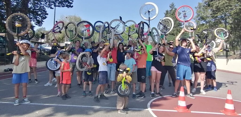 Les monocycliste de Cycl'Hop font la pause pour la photo à l’entraînement du dimanche.